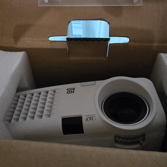 Optoma New In Box Projector With Mount - Picture 12 of 13
